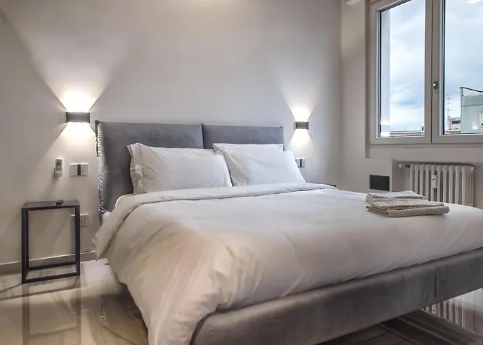 New & Bright Balcony Flat By Station