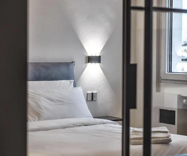 New & Bright Balcony Flat By Station Apartmán