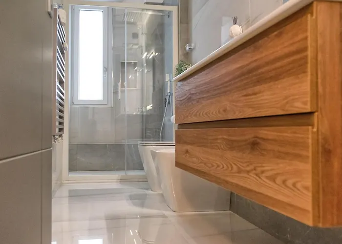 New & Bright Balcony Flat By Station Apartmán