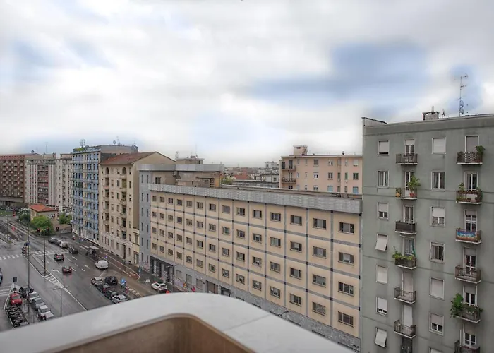 New & Bright Balcony Flat By Station *