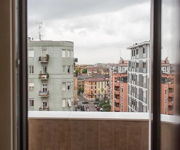 New & Bright Balcony Flat By Station Milán