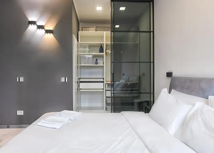 New & Bright Balcony Flat By Station Apartmán