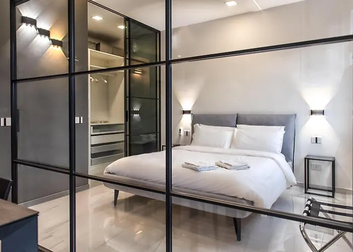 New & Bright Balcony Flat By Station