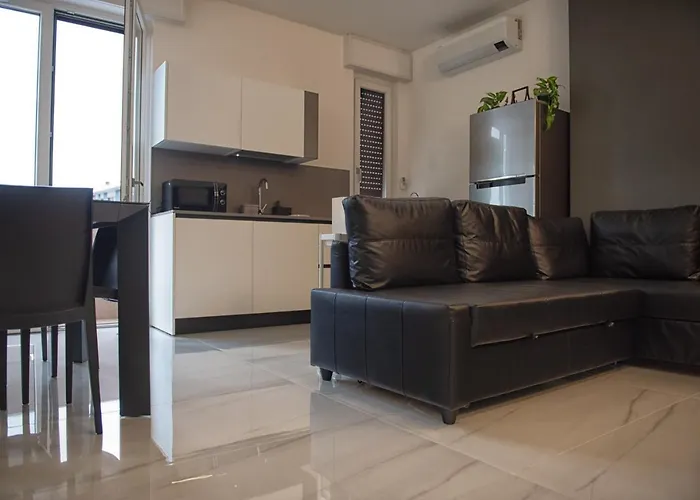 New & Bright Balcony Flat By Station Apartmán