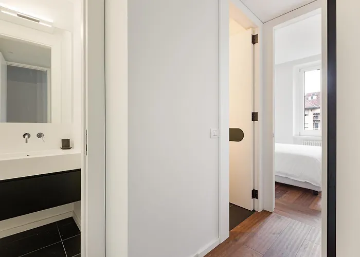 Guesthost - Modern & Comfortable Flat - Near Station Apartment *