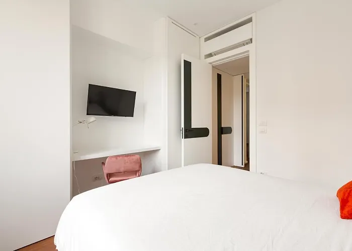 Guesthost - Modern & Comfortable Flat - Near Station