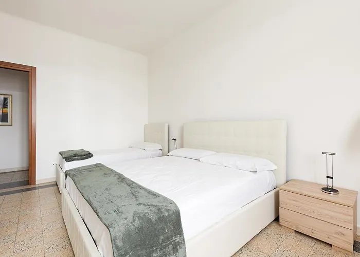 Guesthost - Ca' Granda M5 Bright Appartamento