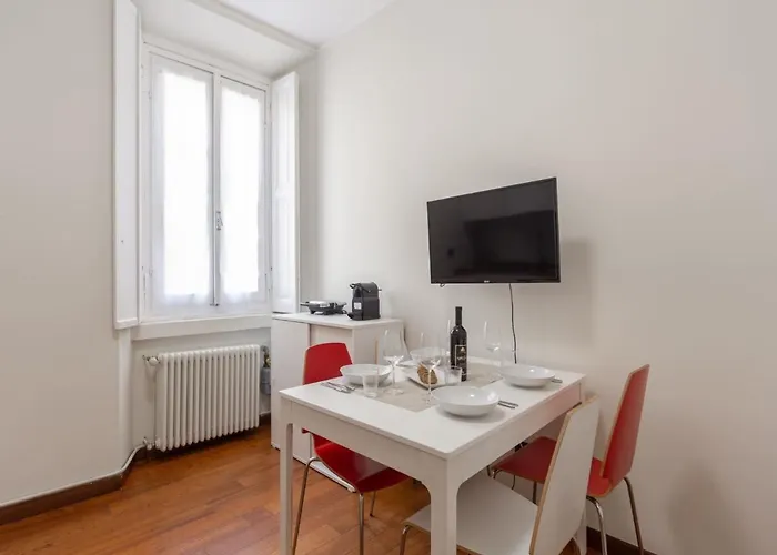 The Rent - Spacious Two-bedroom In Porta Romana Apartament *