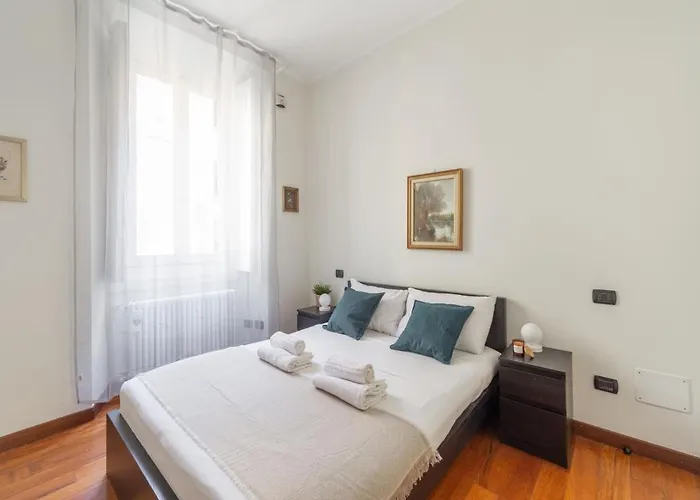 The Rent - Spacious Two-bedroom In Porta Romana Apartament Mediolan