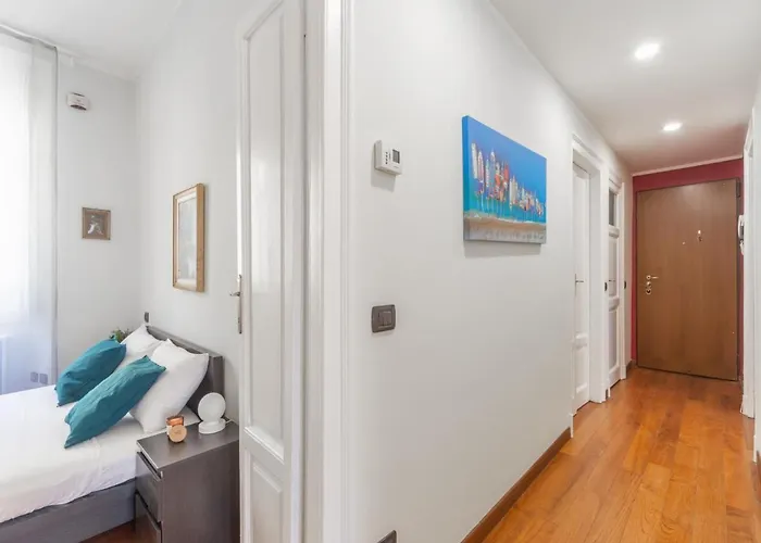 The Rent - Spacious Two-bedroom In Porta Romana Apartament Mediolan