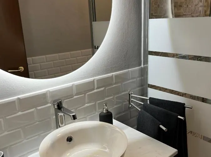 아파트 Stylish 3 Km Away From Duomo - Netflix, Wi-fi, All Comforts Included 밀라노