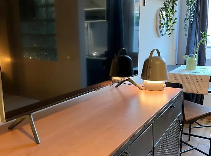 아파트 Stylish 3 Km Away From Duomo - Netflix, Wi-fi, All Comforts Included