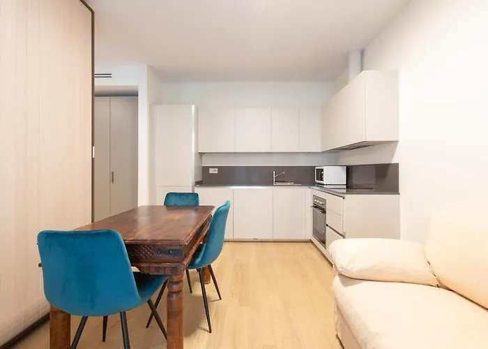 Easytopstay - Cozy Flat With Parking