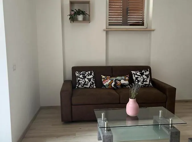 Apt. N. 1 דירה *