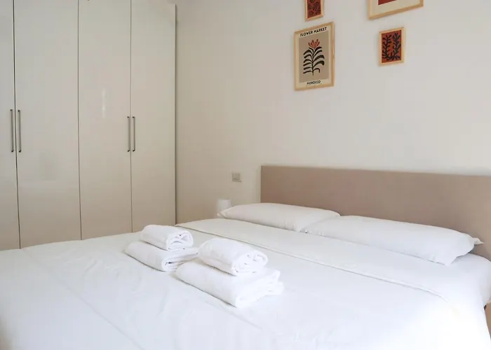 Lägenhet Isola District Bright House