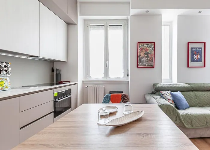 Easylife - - Melchiorre Gioia 30 - *