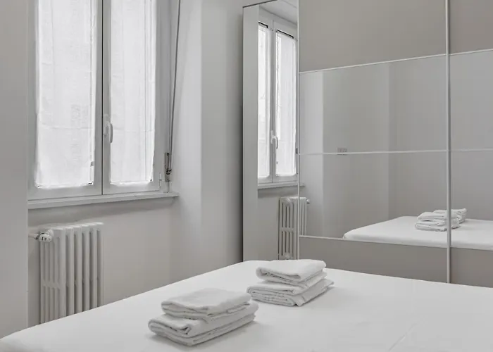 Easylife - - Melchiorre Gioia 30 - *