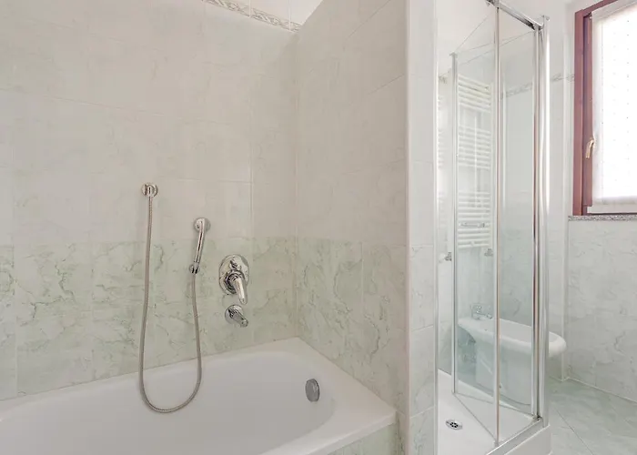 Apartment Guesthost - With Balcony Nearby M3 Subway Yellow Line
