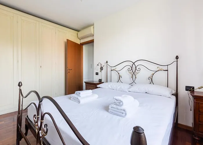 Guesthost - With Balcony Nearby M3 Subway Yellow Line Apartment