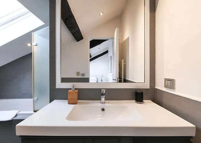 Elegant P.venezia Attic *