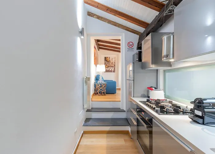 Loft Artigianale: Design In Legno E Terrazzo Panoramico Su Milán