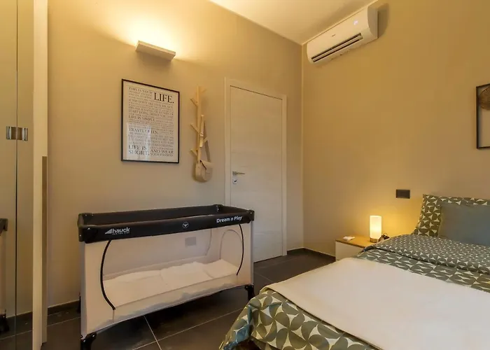 Modern & Bright 2 Bedroom Flat 50m From M4 Stop Apartmán *