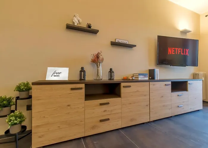 Modern & Bright 2 Bedroom Flat 50m From M4 Stop