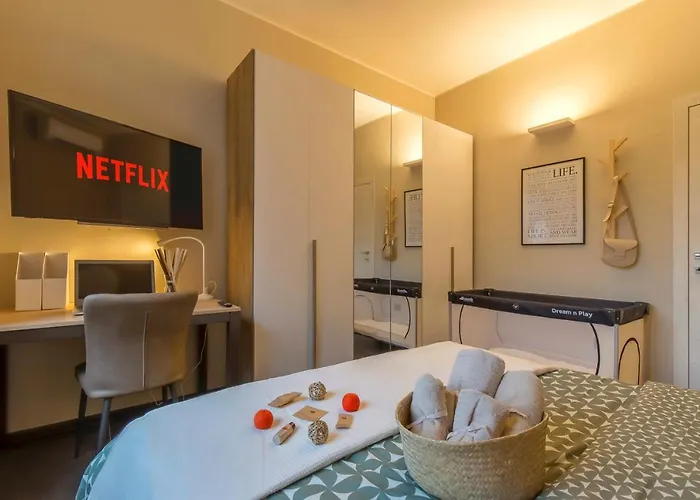 Modern & Bright 2 Bedroom Flat 50m From M4 Stop *