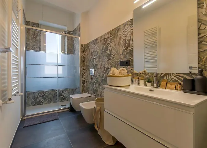 Modern & Bright 2 Bedroom Flat 50m From M4 Stop