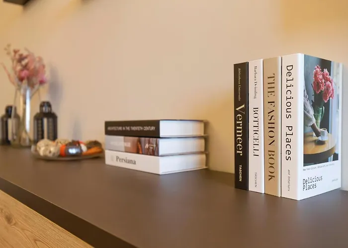 Modern & Bright 2 Bedroom Flat 50m From M4 Stop Apartmán *