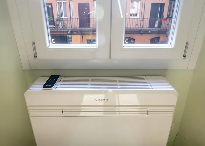 Soppalchino In Via Savona * Mediolan