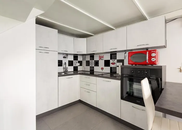 아파트 Guesthost - Cosy And Quiet In