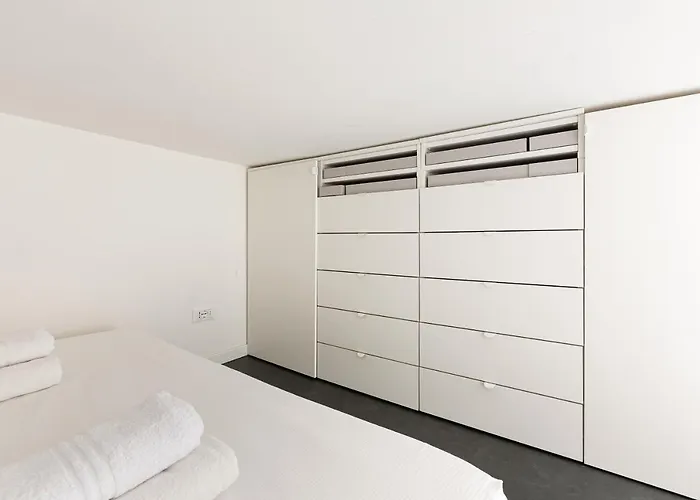 Guesthost - Cosy And Quiet In *