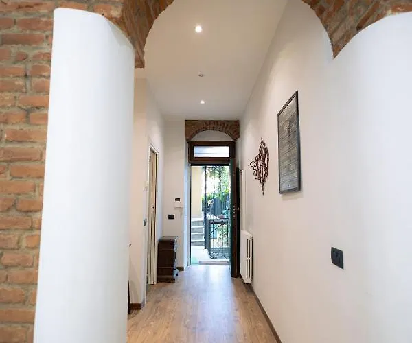 The Red Bricks - Tricolore San Babila Apartament