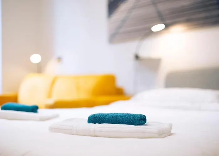 The Red Bricks - Tricolore San Babila Apartament