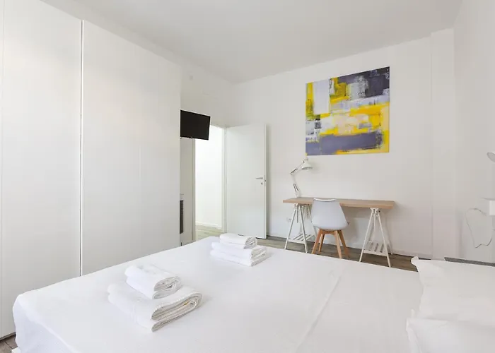 Guesthost - Cagnola Cozy With Balcony *