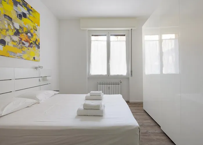 Guesthost - Cagnola Cozy With Balcony