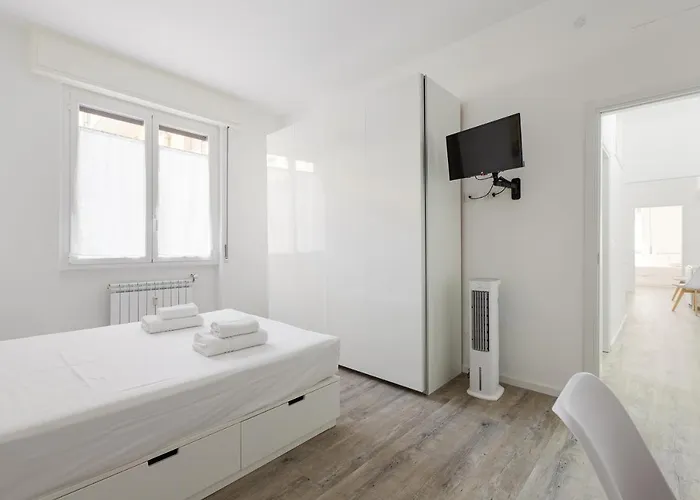 Guesthost - Cagnola Cozy With Balcony * Milán