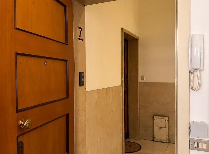 Bwr - Beautiful Near The Center Of Milan, Polibio *