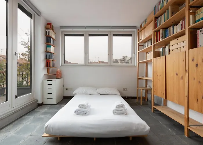 Guesthost - With Huge Terrace- Calvairate District