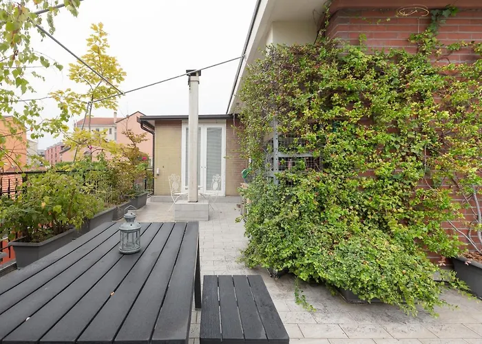 Guesthost - With Huge Terrace- Calvairate District Apartman Milánó