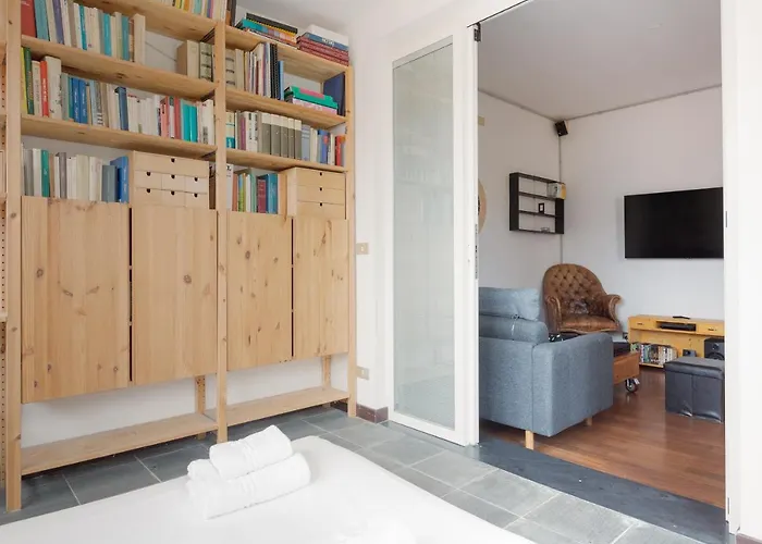 Guesthost - With Huge Terrace- Calvairate District Apartman