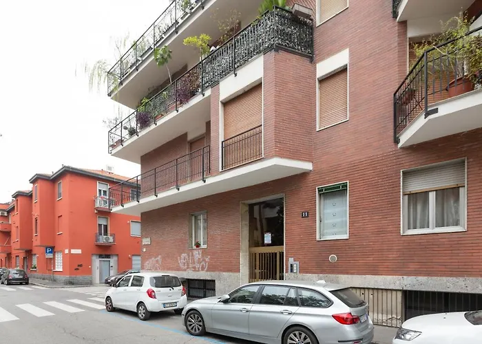 Guesthost - With Huge Terrace- Calvairate District Apartman *