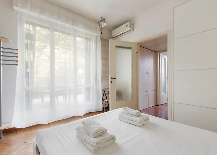 Guesthost - With Huge Terrace- Calvairate District Milánó