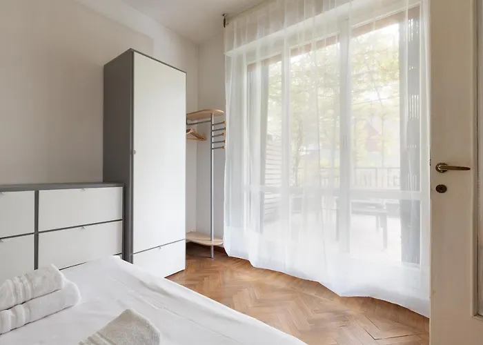 Guesthost - With Huge Terrace- Calvairate District Milánó