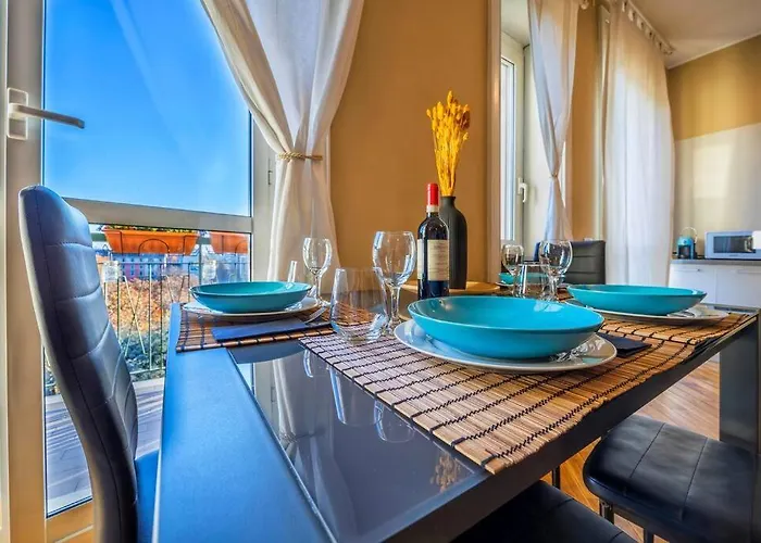 Sunny & Updated Flat With Panoramic View 50m From M4 Stop *