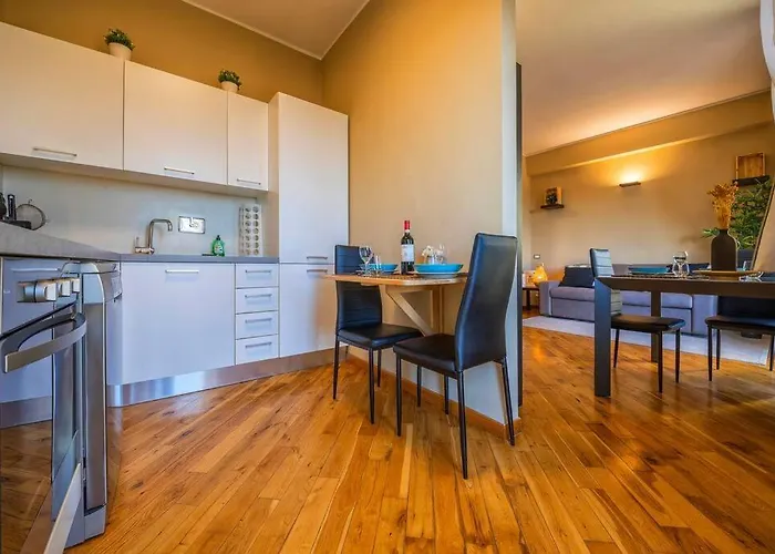 Sunny & Updated Flat With Panoramic View 50m From M4 Stop Milano