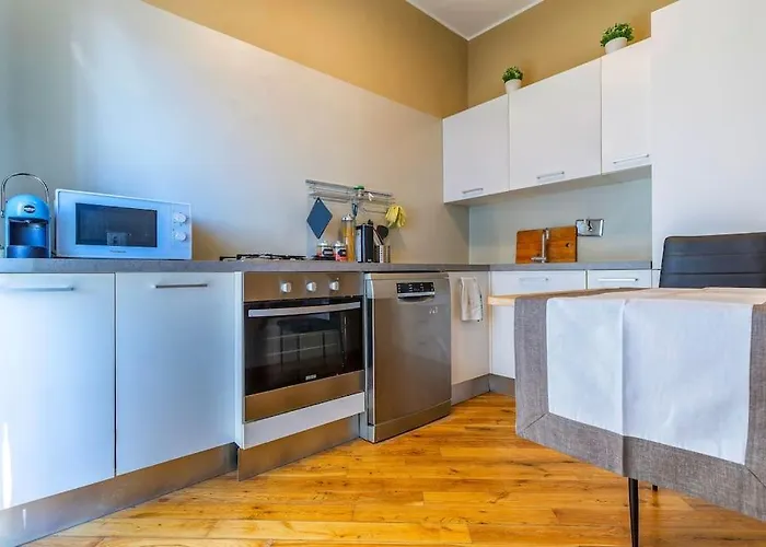 Sunny & Updated Flat With Panoramic View 50m From M4 Stop Appartamento