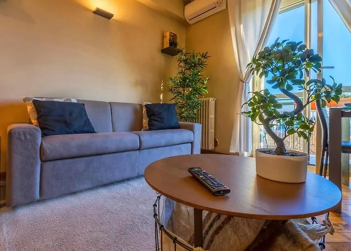 Sunny & Updated Flat With Panoramic View 50m From M4 Stop * Milán