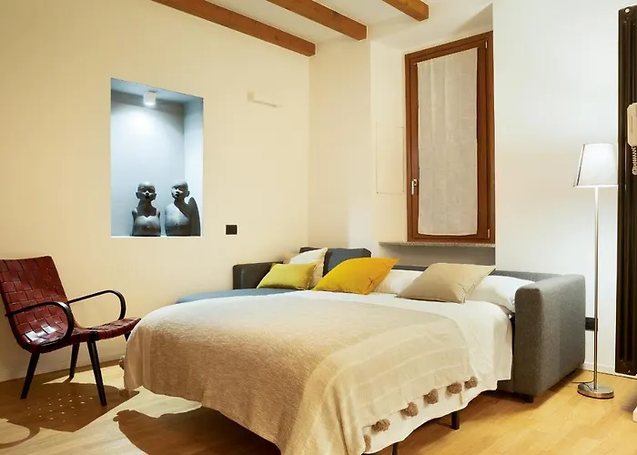 Hl - Darsena, Navigli Milano, Via Torino * Milánó